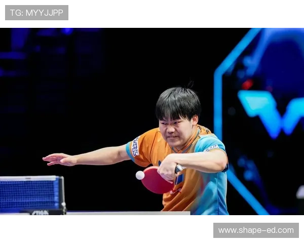 王楚钦晒国乒合影：中国红最耀眼 松岛辉空表情引关注